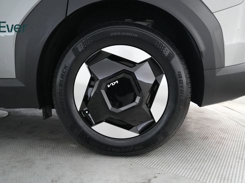 Used 2024 Kia EV9 Light Long Range RWD image 9