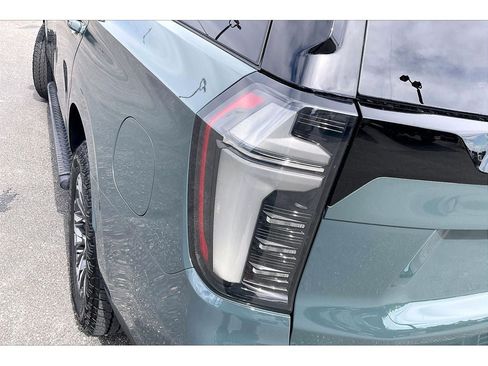 Used 2025 Chevrolet Tahoe Z71 w/ Comfort Package AWD/4WD image 32