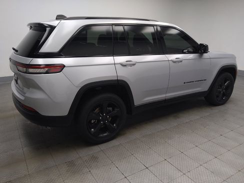 Used 2023 Jeep Grand Cherokee Altitude AWD/4WD image 10