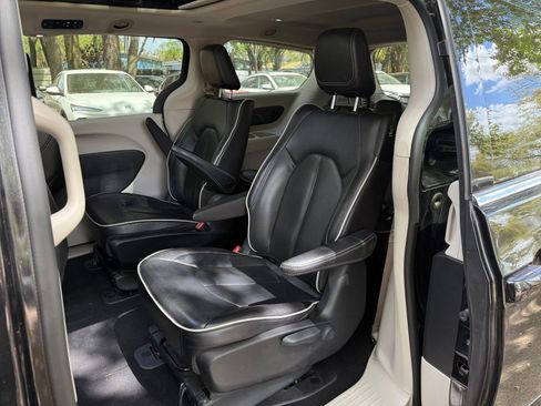 Used 2023 Chrysler Pacifica Limited image 37