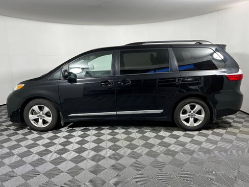 Used 2018 Toyota Sienna LE image 8
