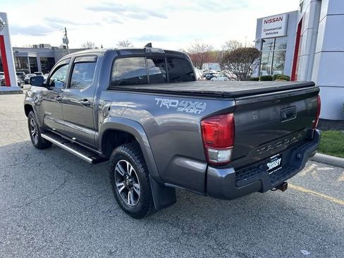 Used 2016 Toyota Tacoma TRD Sport image 6