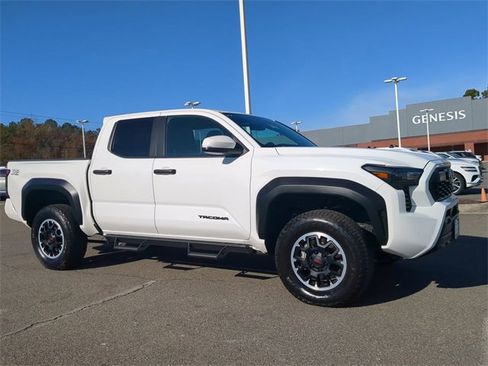 Used 2024 Toyota Tacoma TRD Off-Road image 2