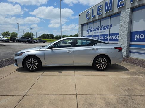 Used 2025 Nissan Altima 2.5 SV FWD image 4