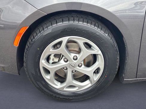 Used 2023 Chrysler Pacifica Limited FWD image 9