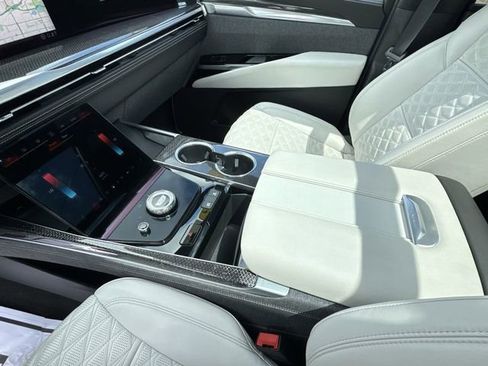 Used 2025 Cadillac Escalade V AWD/4WD image 22