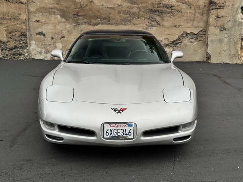 Used 2004 Chevrolet Corvette Coupe w/ Preferred Equipment Group RWD image 9