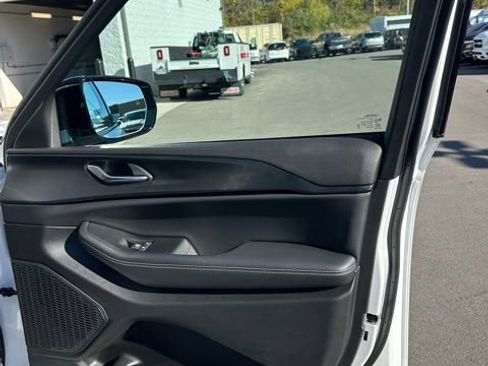 Certified 2025 Jeep Grand Cherokee Altitude image 32