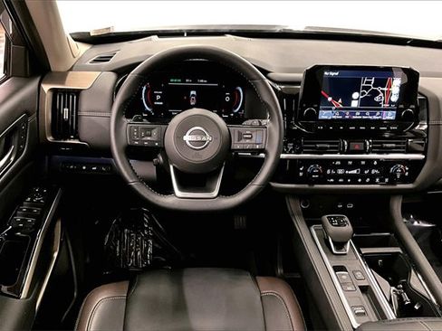 Used 2025 Nissan Pathfinder Platinum image 5