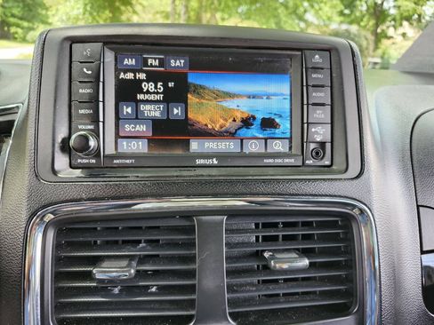 Used 2017 Dodge Grand Caravan SXT FWD image 13