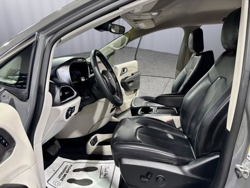 Used 2023 Chrysler Pacifica Touring-L FWD image 2