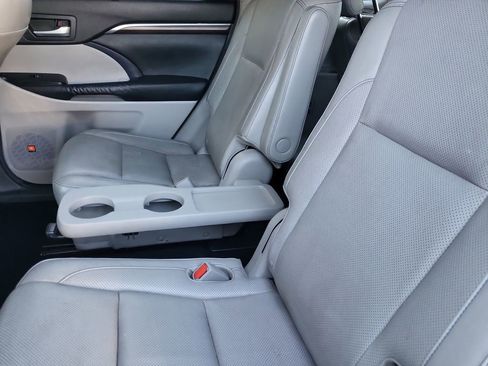 Used 2014 Toyota Highlander Limited Platinum image 13
