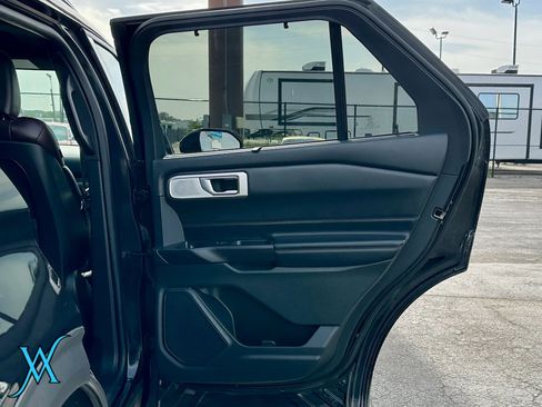 Used 2020 Ford Explorer Platinum w/ Premium Technology Package AWD/4WD image 27