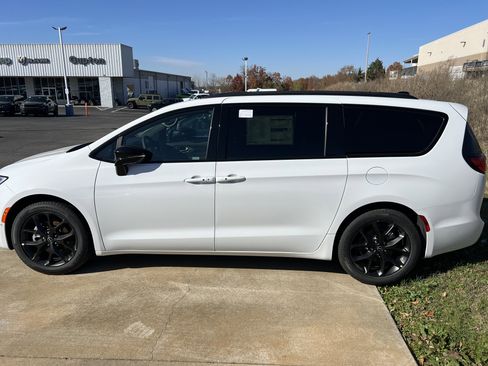 New 2026 Chrysler Pacifica Limited w/ Uconnect Theater Family Group FWD image 8