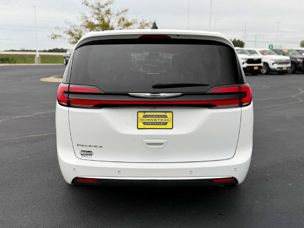 Used 2024 Chrysler Pacifica Touring-L FWD image 8