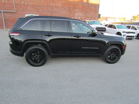 Used 2024 Jeep Grand Cherokee Laredo w/ Luxury Tech Group I image 2