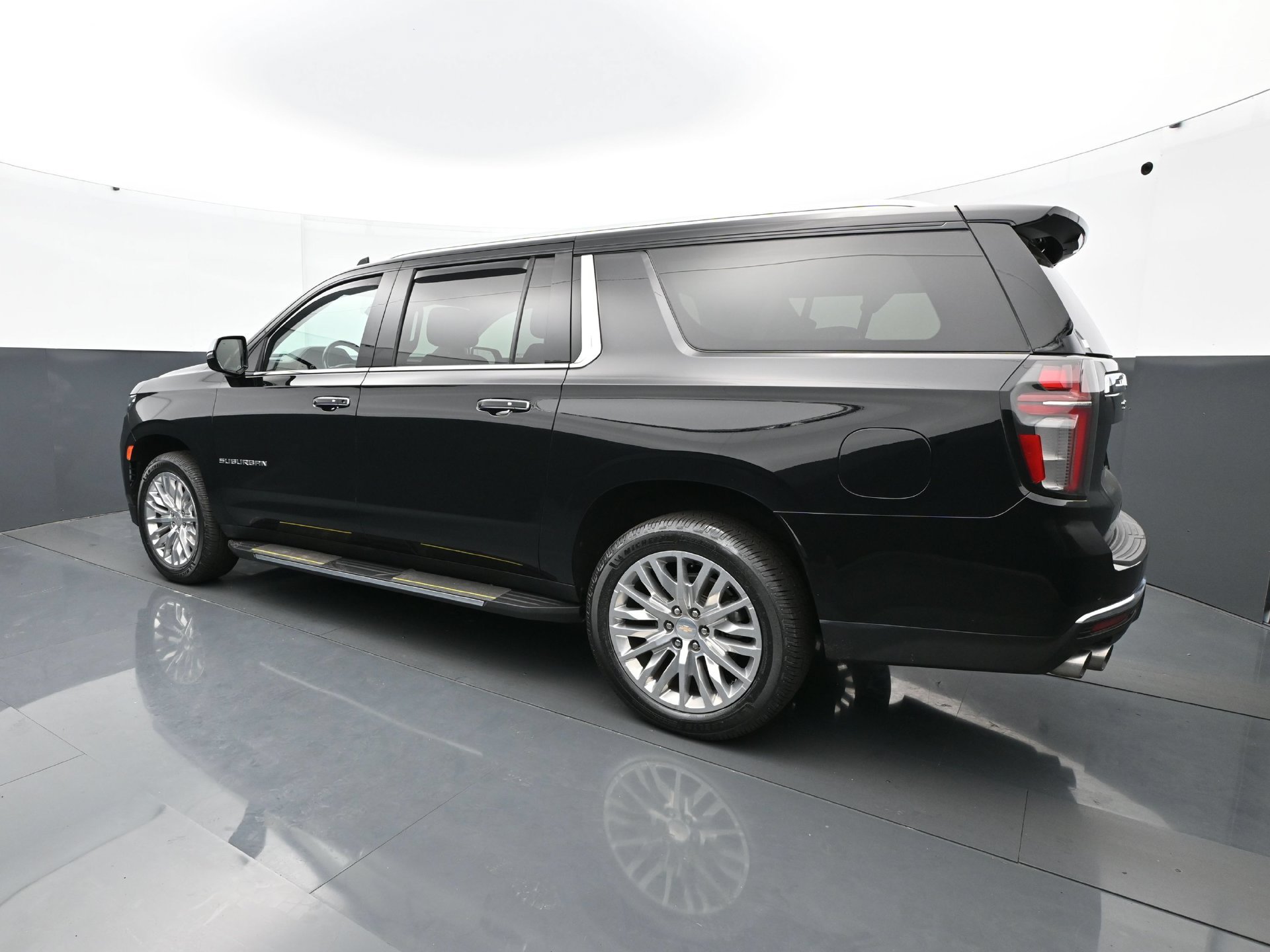 Used 2023 Chevrolet Suburban Premier AWD/4WD image 4