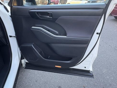 Used 2020 Toyota Highlander L image 19