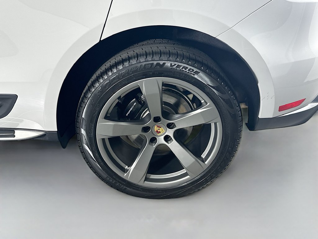 Certified 2026 Porsche Macan Turbo AWD/4WD image 33