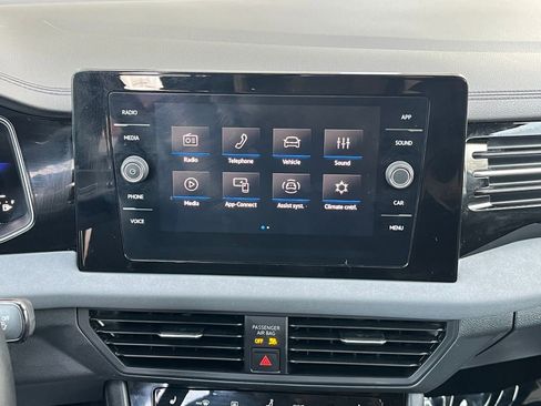 Used 2025 Volkswagen Jetta SE image 18