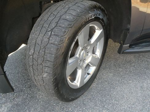 Used 2018 Chevrolet Suburban LT image 35