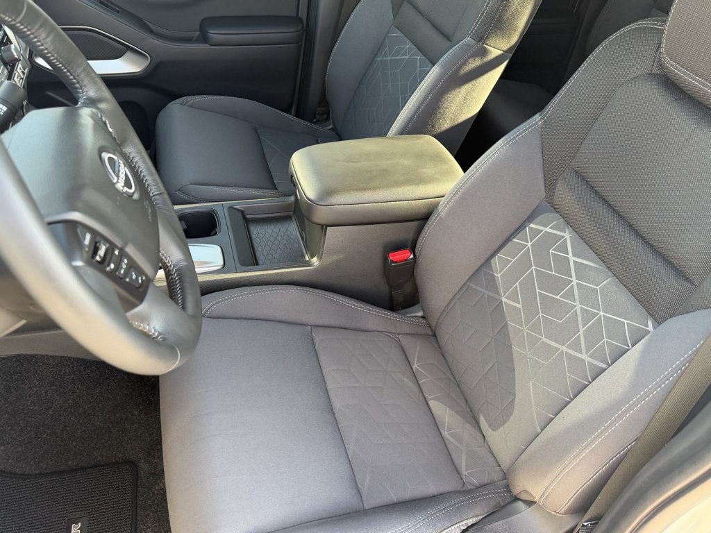 Used 2025 Nissan Frontier SV w/ SV Convenience Package AWD/4WD image 17