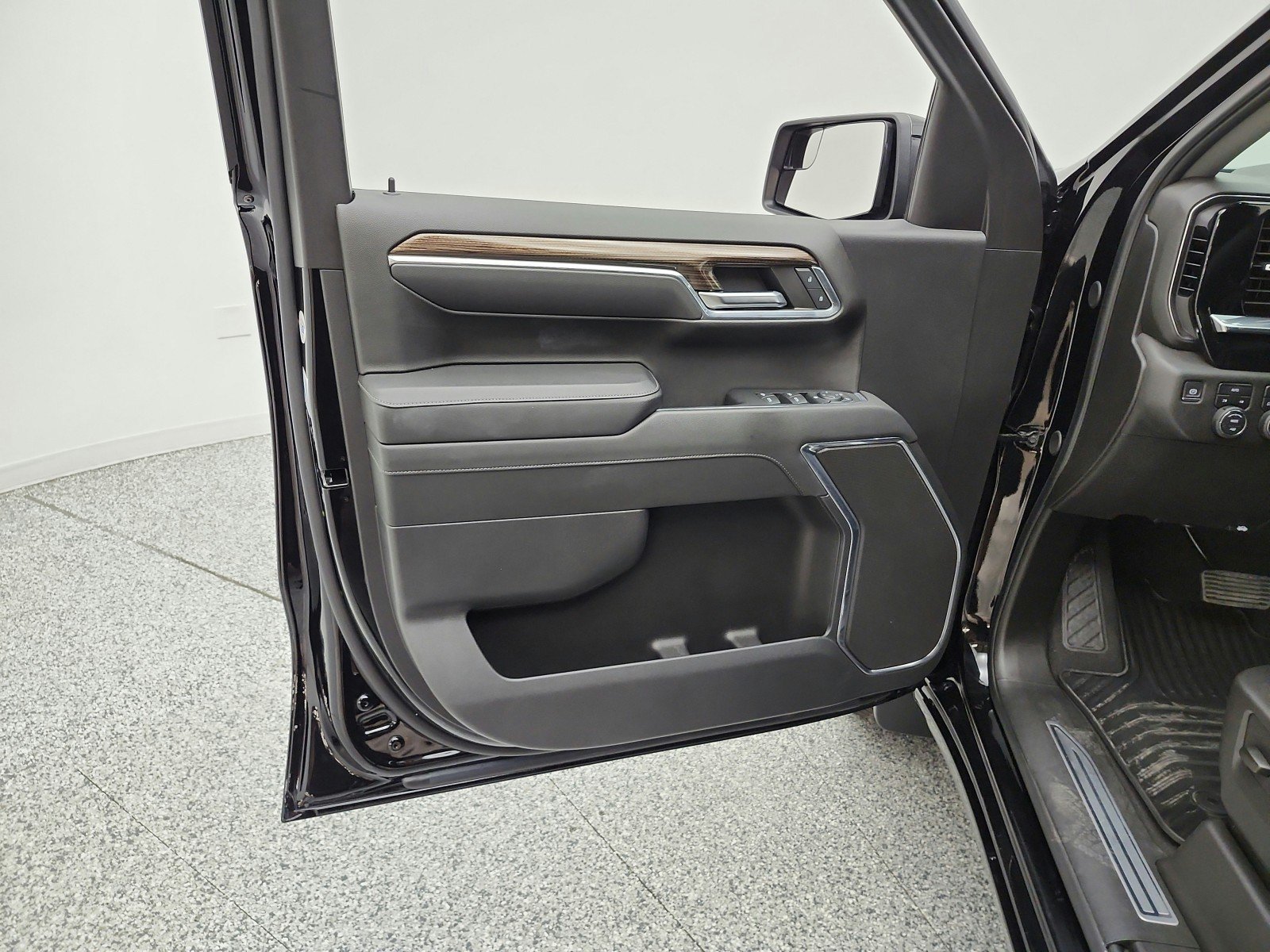 Used 2024 Chevrolet Silverado 1500 LT AWD/4WD image 14