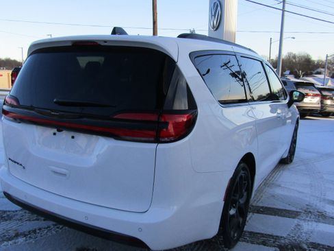 New 2026 Chrysler Pacifica Select image 8