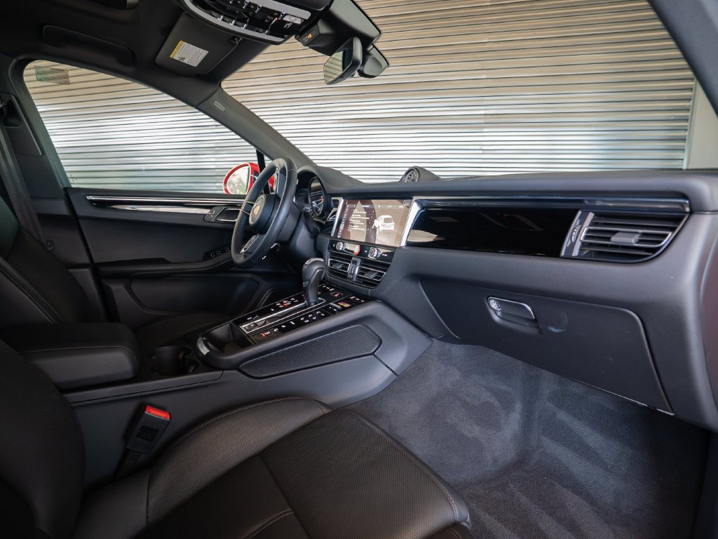 Certified 2023 Porsche Macan AWD/4WD image 28