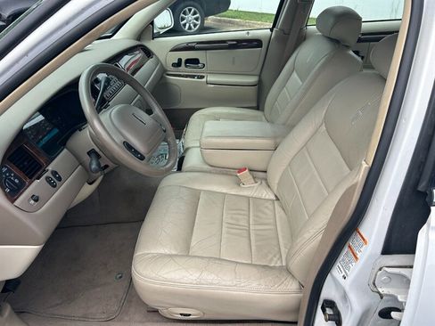 Used 2002 Lincoln Town Car Executive RWD image 9