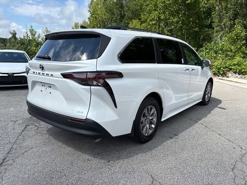 Used 2026 Toyota Sienna XLE FWD image 4