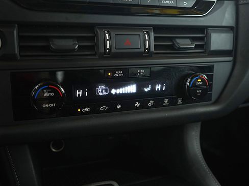 Used 2024 Nissan Pathfinder S image 22