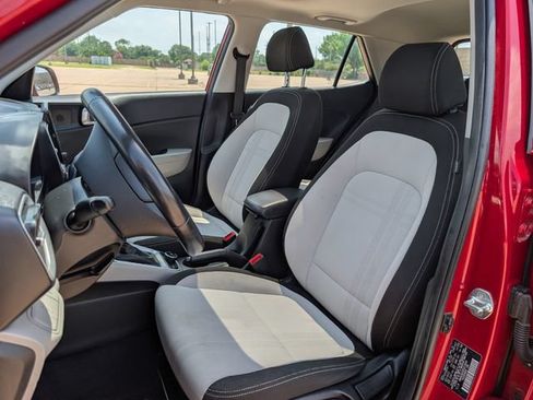 Used 2023 Hyundai Venue SEL FWD image 23