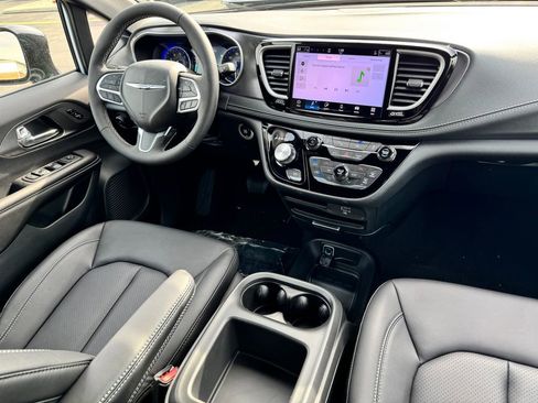 New 2026 Chrysler Pacifica Select image 11