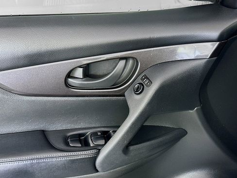 Used 2020 Nissan Rogue S FWD image 17