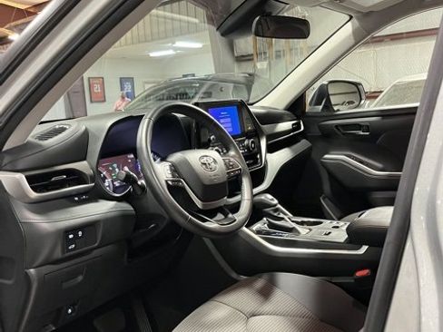 Used 2024 Toyota Highlander LE image 9