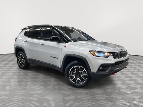 Used 2025 Jeep Compass Trailhawk w/ Trailer Tow Group AWD/4WD image 3