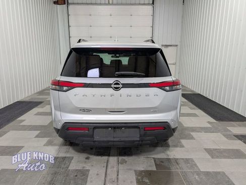 Used 2025 Nissan Pathfinder SV image 3