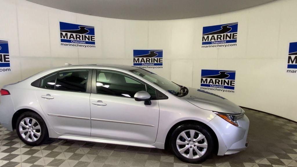 Used 2025 Toyota Corolla LE FWD image 3