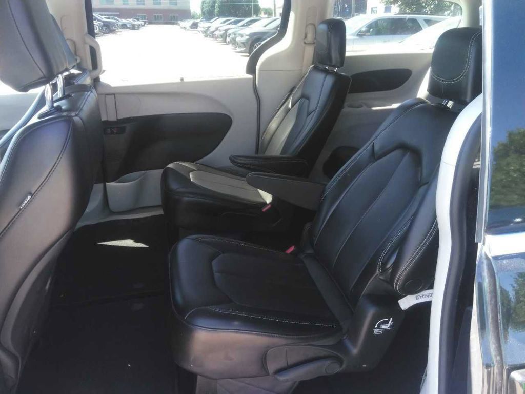 Used 2023 Chrysler Pacifica Touring-L FWD image 7