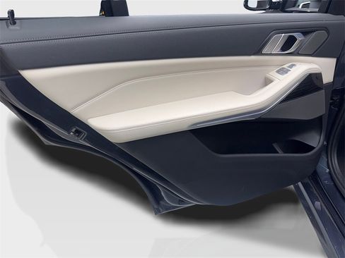 Used 2022 BMW X7 xDrive40i w/ M Sport Package image 38