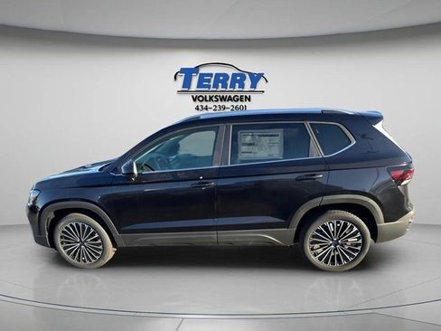 New 2026 Volkswagen Taos SE image 2