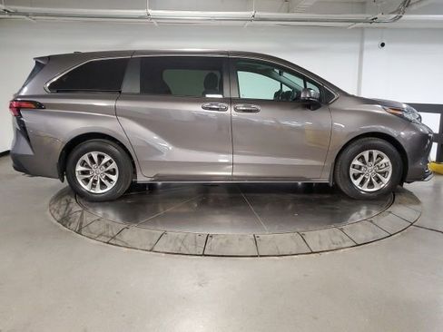Used 2022 Toyota Sienna XLE image 8