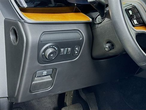 Used 2023 Jeep Grand Wagoneer L Series III w/ Rear Seat Video Group 1 AWD/4WD image 10