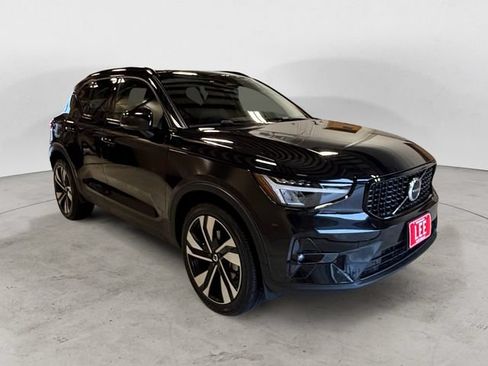 Used 2023 Volvo XC40 B5 Plus w/ Driver Assist Package AWD/4WD image 8