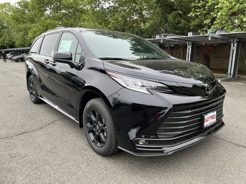 New 2026 Toyota Sienna XLE Woodland Edition AWD/4WD image 3