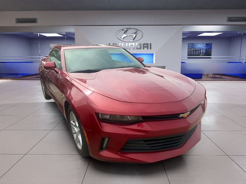 Used 2017 Chevrolet Camaro LT RWD image 5