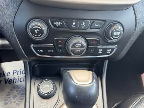 Used 2015 Jeep Cherokee Limited w/ Luxury Group AWD/4WD image 20