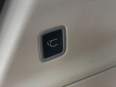 Used 2023 Chrysler Pacifica Touring-L FWD image 24