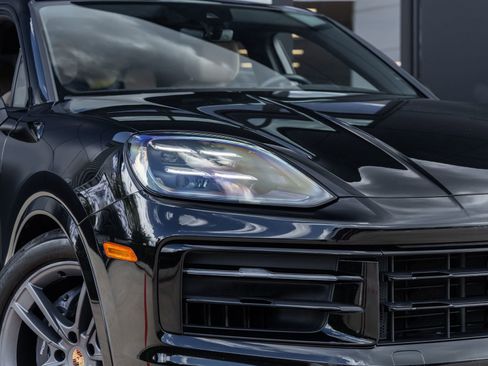 Certified 2024 Porsche Cayenne Coupe AWD/4WD image 19
